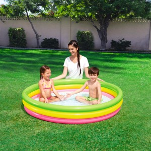 Piscina per bambini Bestway (Ø 152 cm) con bambini e madre in giardino.