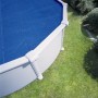 Piscina rotonda con telo solare blu Summer Fun in giardino.