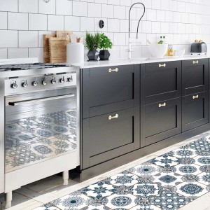 Tappeto da cucina t.b.t. con motivo a piastrelle blu e bianche davanti al mobile cucina.