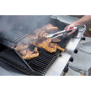 Pinze per grill Char-Broil Comfort Grip in uso: cibo grigliato (pollo, salsiccia) in fase di cottura.