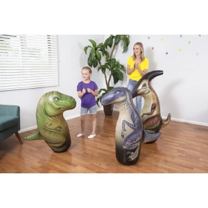 Dinosauri gonfiabili come accessori per piscina per bambini che giocano in casa.