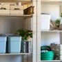 Scaffale con vari contenitori, inclusi i cestini t.b.t.