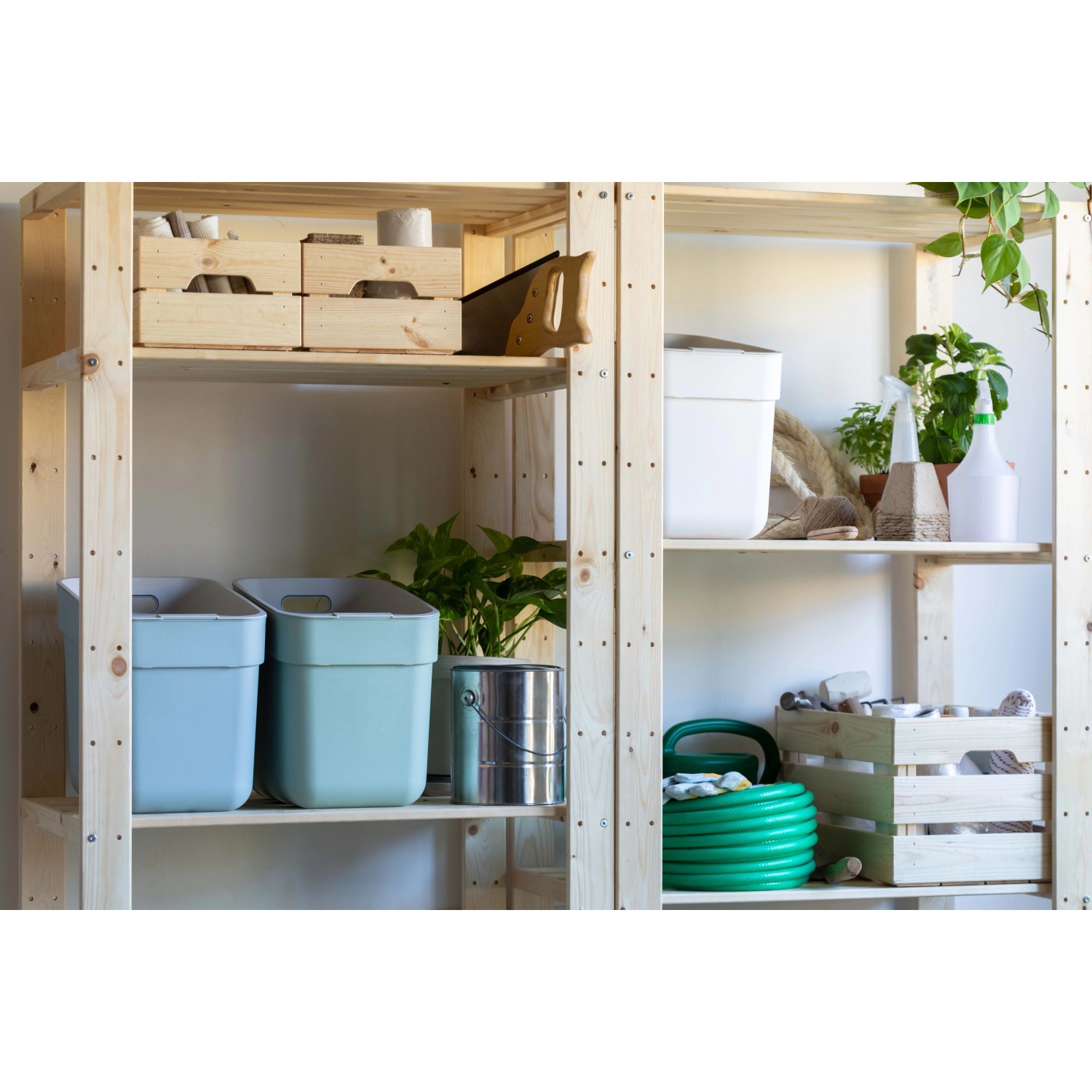 Scaffale con vari contenitori, inclusi i cestini t.b.t.