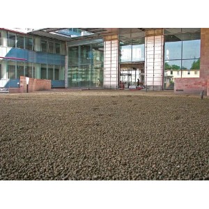 Sabbie t.b.t. marrone come materiale di riempimento su una terrazza sul tetto di fronte a un edificio moderno.