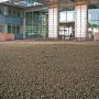 Sabbie t.b.t. marrone come materiale di riempimento su una terrazza sul tetto di fronte a un edificio moderno.