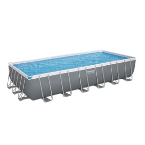 Piscina fuori terra rettangolare con struttura in acciaio, piena d'acqua.