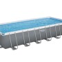 Piscina fuori terra rettangolare con struttura in acciaio, piena d'acqua.