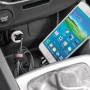 Cellulare con caricabatterie per auto nell'abitacolo di un'auto. Accessorio per interni auto.