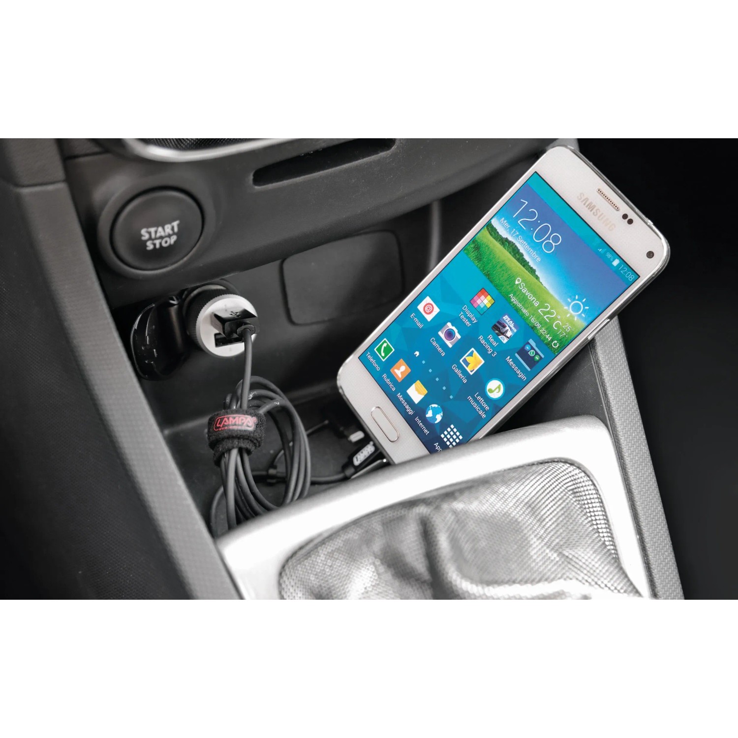 Cellulare con caricabatterie per auto nell'abitacolo di un'auto. Accessorio per interni auto.