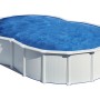 Piscina ovale Gre Varadero con pareti in acciaio bianco (500x340x120 cm) con acqua blu.