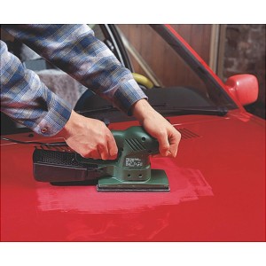Levigatrice orbitale con set di strisce abrasive LUX che leviga la vernice.