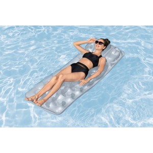 Donna rilassata su materassino gonfiabile trasparente in piscina. Materassino gonfiabile per piscina.