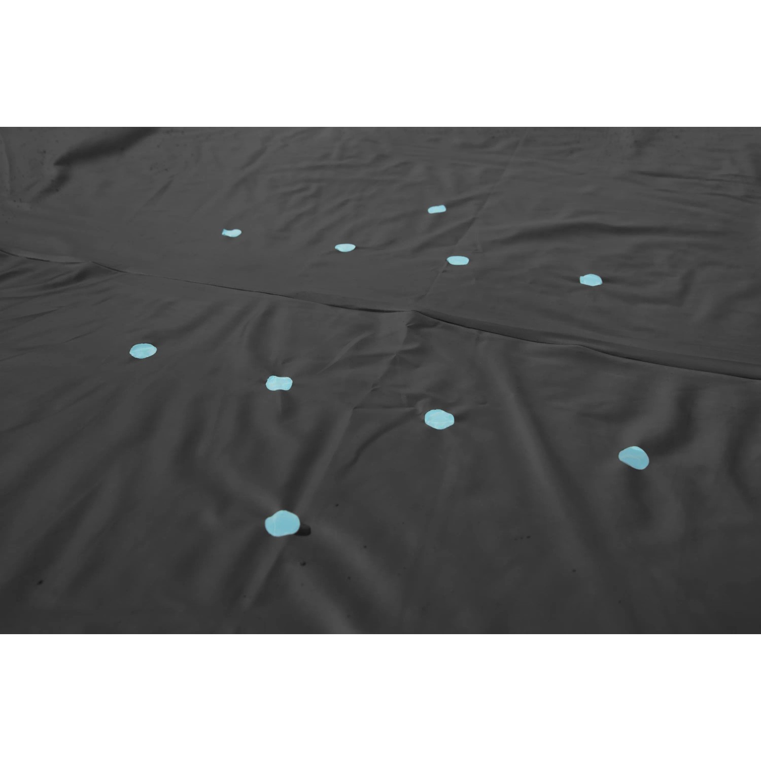 Copertura per piscina grigia con punti blu. Protezione per la tua piscina.