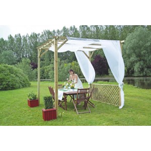 Copertura per patio in legno con tessuto bianco, tavolo e sedie in giardino.