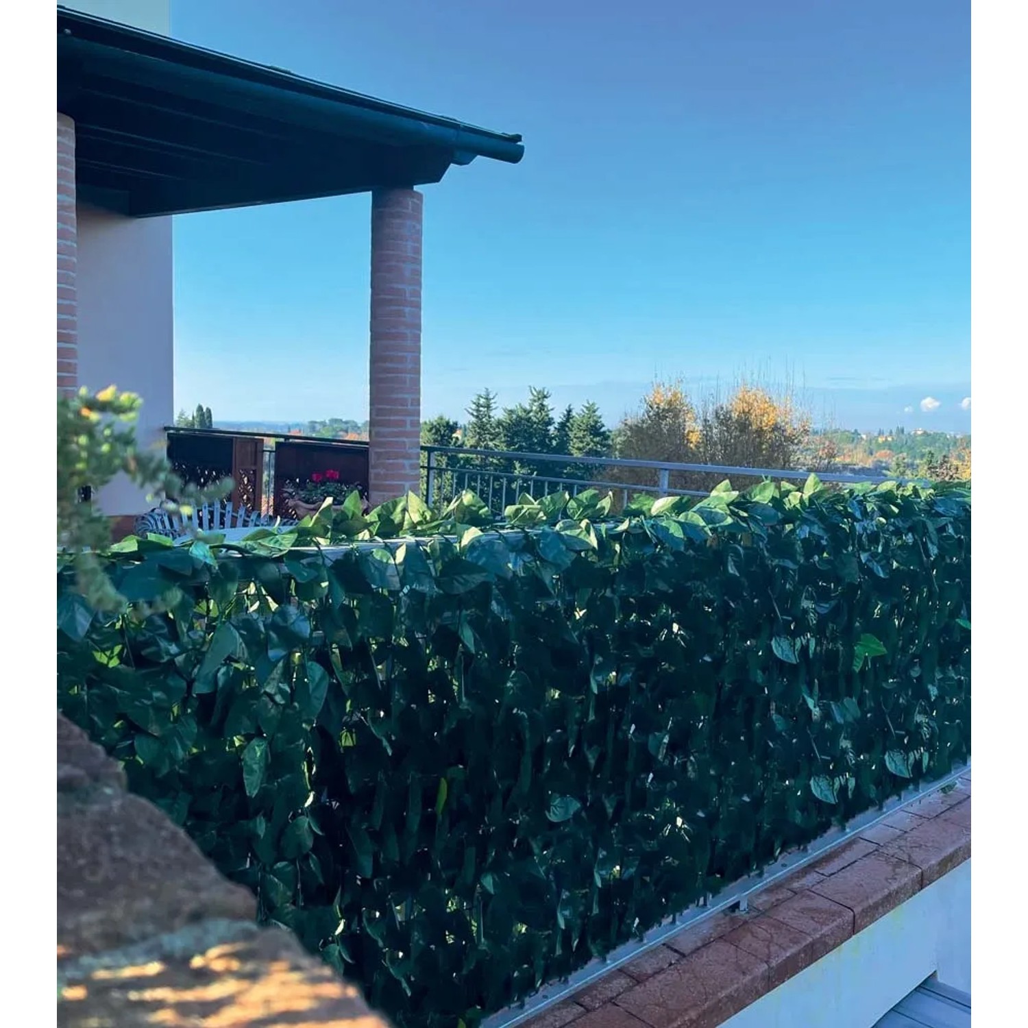 Arelle t.b.t. verde come frangivista su un balcone con vista panoramica.
