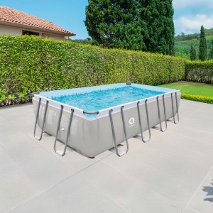 Piscina fuori terra rigida t.b.t. rettangolare con struttura in acciaio e acqua blu.