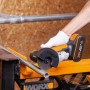 Worx mini smerigliatrice angolare a batteria 20 V WX801.9 Solo in uso per smerigliare un tubo di metallo.