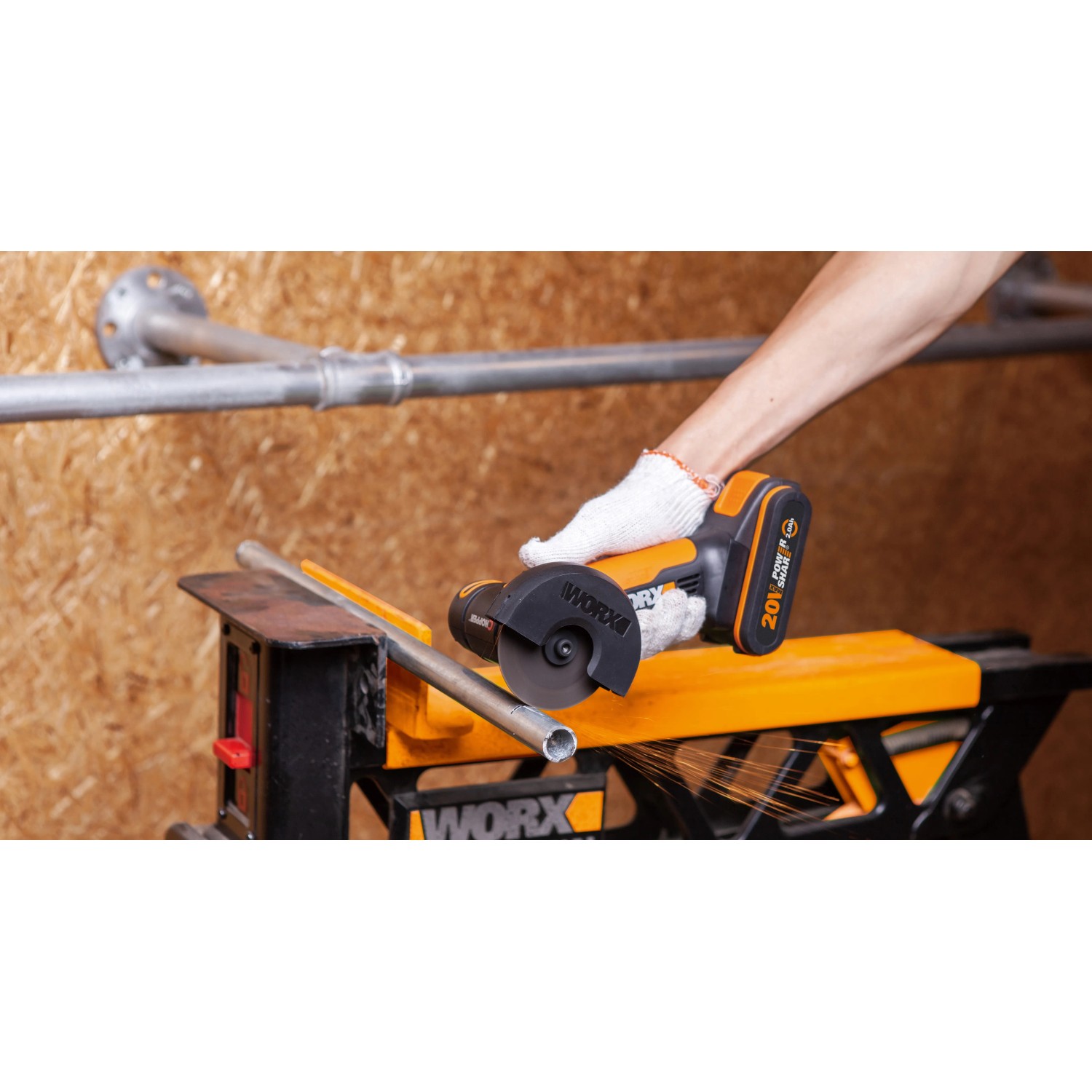 Worx mini smerigliatrice angolare a batteria 20 V WX801.9 Solo in uso per smerigliare un tubo di metallo.