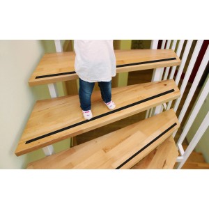 Bambino su scale con nastro antiscivolo nero. Aumenta la sicurezza sulle scale.