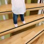 Bambino su scale con nastro antiscivolo nero. Aumenta la sicurezza sulle scale.