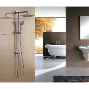 Colonna doccia cromata con soffione e doccetta in bagno moderno.