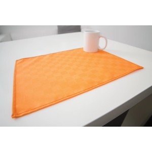 Tovaglia arancione con motivo a scacchiera su un tavolo.