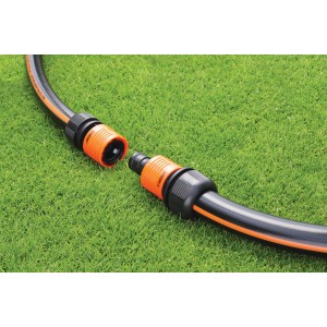 Connettore per tubo Gardena su prato, parte della categoria irrigazione.