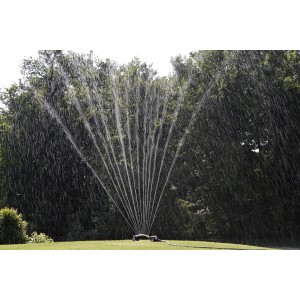 Irrigatore di superficie t.b.t. in uso su prato.