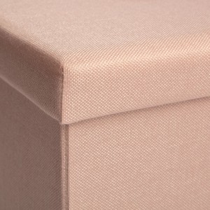 Dettaglio di un pouf t.b.t. rosa con superficie tessile.