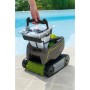 Robot piscina Zodiac Tornax GT2120 con cestello filtro aperto e mano sulla maniglia.