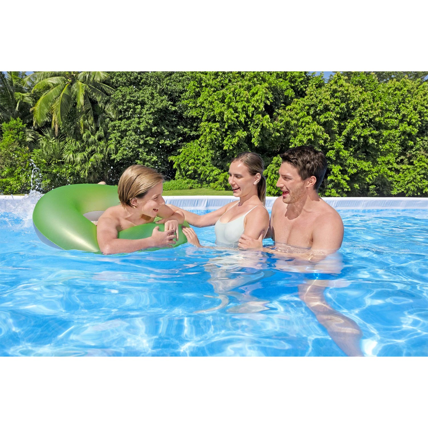 Famiglia con salvagente in piscina. Divertimento in piscina.