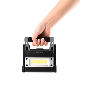 Mano che tiene la luce da lavoro t.b.t. Torce con pannello LED e maniglia.