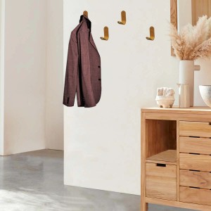 Appendiabiti a muro con giacca e tre ganci dorati. Categoria: Appendiabiti e da guardaroba.