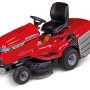 Trattorino tagliaerba Honda rosso, modello HF 2317, con sedile e volante neri.