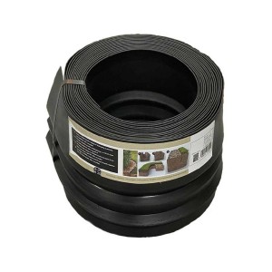 Bordura per prato nera su rotolo per la progettazione del giardino.
