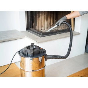 Aspiracenere AS-20/1200 A in acciaio inox in uso per la pulizia del camino.