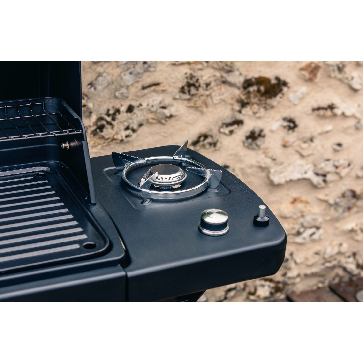 Dettaglio barbecue a gas: Bruciatore, griglia e comandi del barbecue t.b.t.
