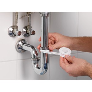 Applicazione del nastro Tesa Stop Water, nastro sigillante bianco per sigillare filetti di rubinetti.