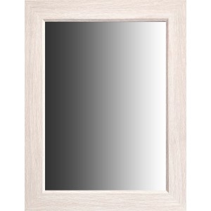 Specchio da parete rettangolare con cornice in legno chiaro.