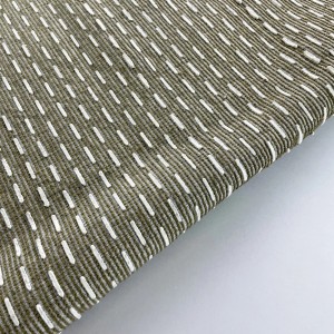 Dettaglio di un tappeto da bagno t.b.t. con motivo a righe.