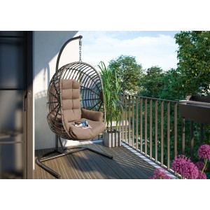 Sedia sospesa Leyburn in polyrattan grigio-tortora con telaio e cuscino di seduta color tortora su un balcone.