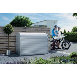 Box da giardino Biohort StoreMax 160 in argento metallizzato con serranda e due biciclette accanto.