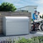Box da giardino Biohort StoreMax 160 in argento metallizzato con serranda e due biciclette accanto.