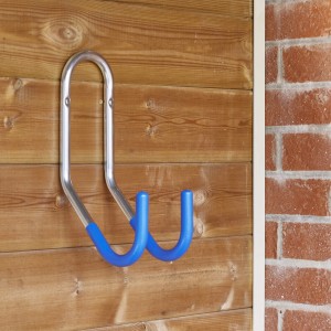Gancio a muro argentato con estremità blu per fissare attrezzi da giardino.