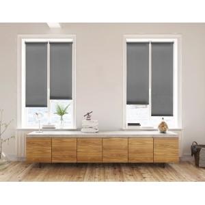 Tende a rullo t.b.t. grigie in un moderno soggiorno. Privacy e decorazione per finestre.