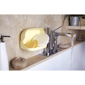 Organizzatore da bagno giallo con spugne accanto al rubinetto. Pratico Sistemazione cucina.