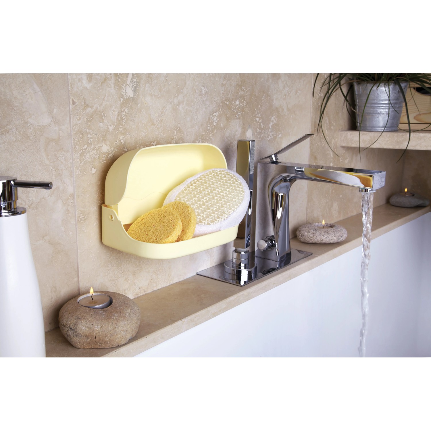 Organizzatore da bagno giallo con spugne accanto al rubinetto. Pratico Sistemazione cucina.