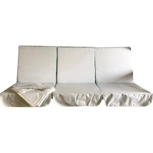 Gruppo di sedute Dondoli di colore chiaro con coperture. Ideale per mobili da giardino.