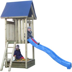 Torre giochi Erik con scivolo blu, sabbiera e due bambini che giocano.