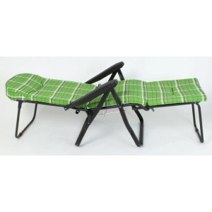 Lettino regolabile con imbottitura a quadri verdi e struttura nera.